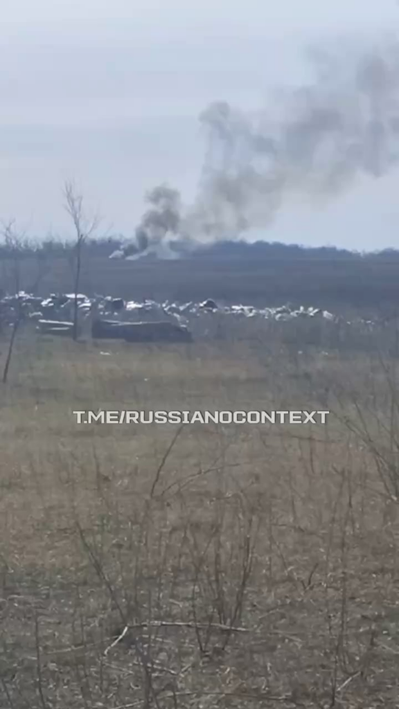 「私たちの少年たちは内部で燃えています。ロシアの兵士は、ウクライナのFPVドローンが車両を破壊する余波を撮影しています。