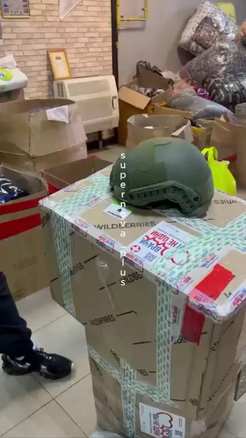 戦闘ヘルメットを1か月待っていたロシア人は、恐ろしいエアソフトのような品質を発見した後、失望しています