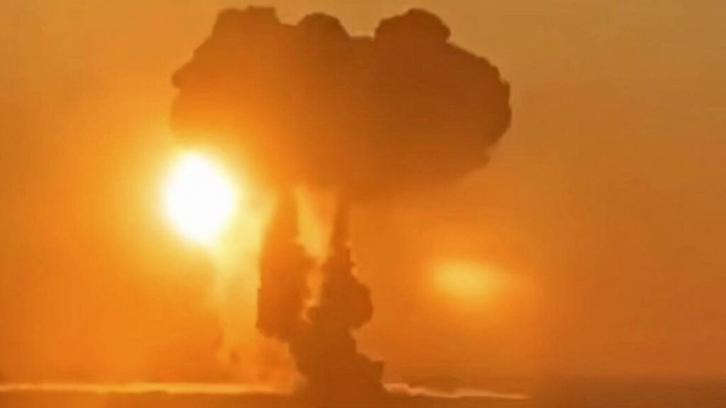 ロシアの奥深くにある大規模な爆発が揺れ動くキー爆撃機。ウクライナ国境から300マイル離れた戦略的爆撃機の基地は、ロシアの空中砲撃を削減するのに苦労しているため、Kyivの優先度の高い標的です。