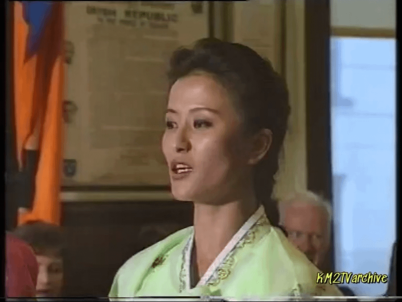 北朝鮮の音楽グループは、ComhaltasCeoltóiríéireannイベントで「A Nation Acaw Again」を歌います。Clonmel1992