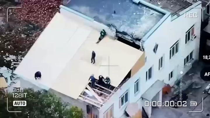 ロシアのドローンは、ハーソンで民間人を狩り続けています。砲撃後に屋根を修復した労働者に対する正確な攻撃