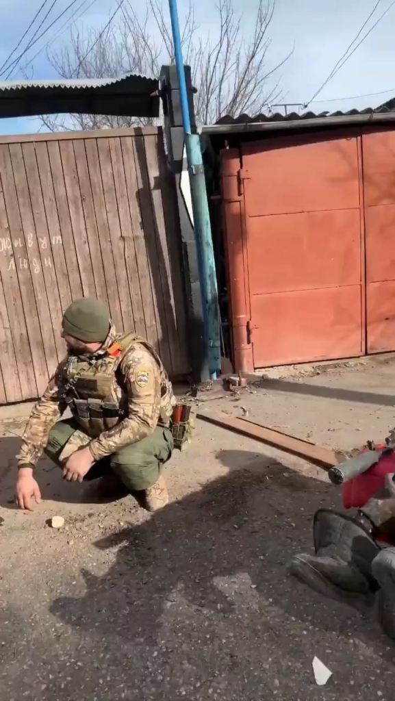 ロシアの「Akhmat」の戦闘機は、Sudzhaを捕まえた後、地元の人々と楽しんでいます。彼らがこの病気の男のために何を計画しているのかは不明ですが、何らかの理由で、彼らは彼を手押し車に入れ、ライフルを彼に縛り付けました。