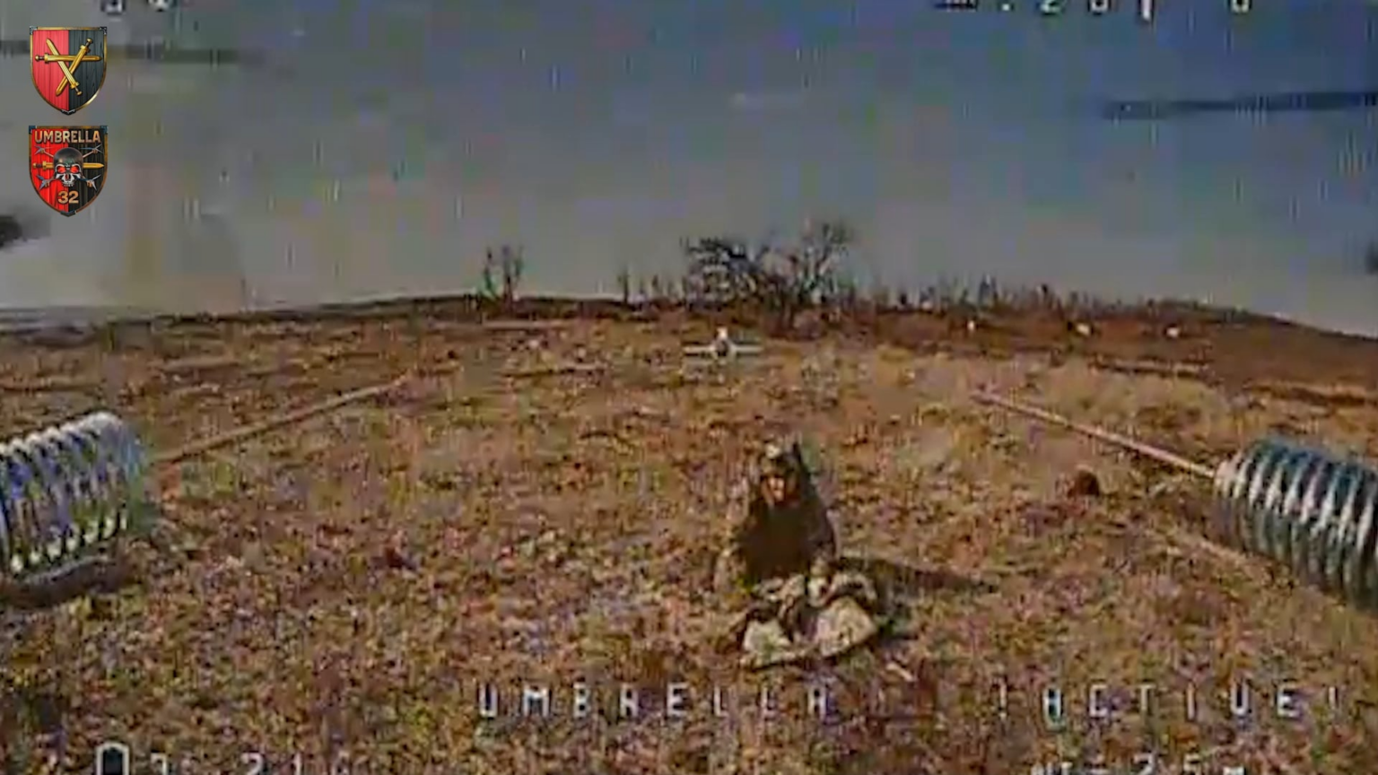 ロシアの兵士は、UA第32旅団「傘」ドローン大隊からのFPVドローンに慈悲を祈ろうとします。