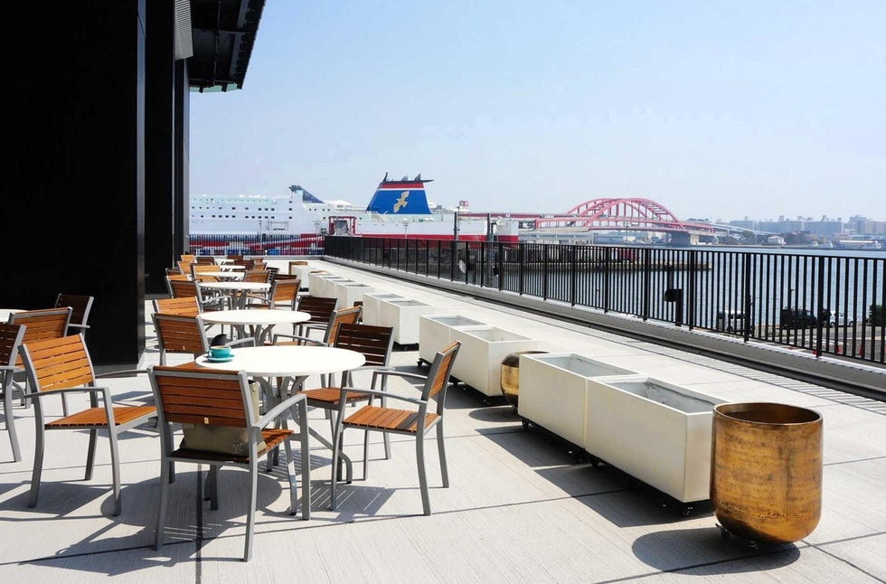 ステーキやカフェなど飲食は11店、海臨むテラス席も ジーライオンアリーナ神戸、開業控え館内公開 - 神戸新聞NEXT