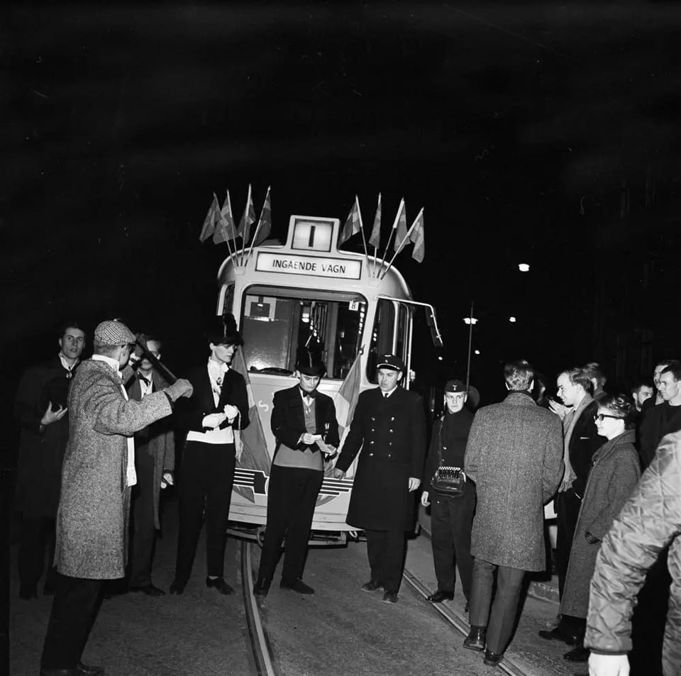 Svenska Dagbladetでは、1964年3月16日に「ストックホルムでのトラムデリベリングレイジング」を読むことができました。 23.55の月曜日に、最後のワゴンはローゼンランドから行き、火曜日の朝、プレミアはバスライン61の代替品を実行します。