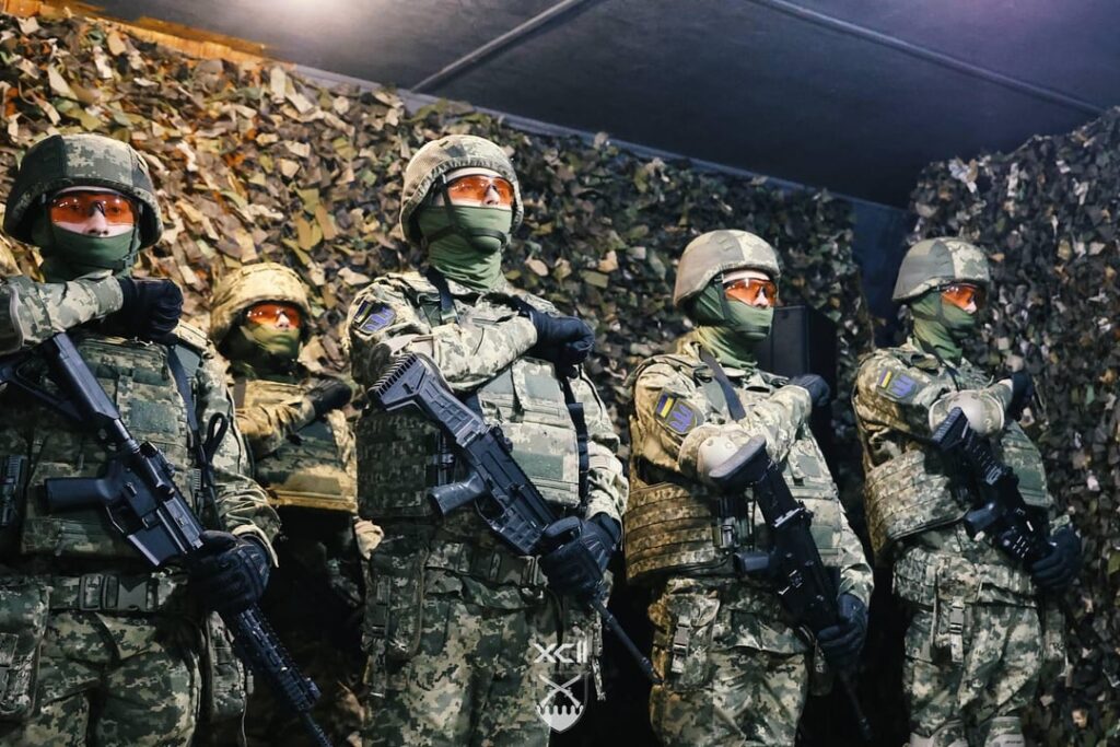 ボランティアは、プログラム「契約18-24」の下で、ウクライナ軍のコシュヴィイオタマンイヴァンシルコにちなんで名付けられた別々の攻撃旅団に加わり、彼らはウクライナの人々への忠誠を誓った。