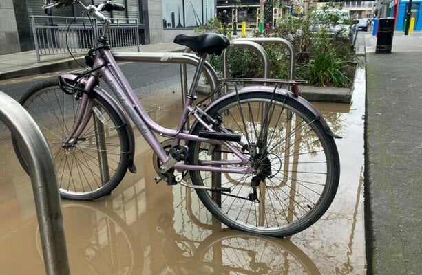 修理乗組員は、ダブリンのアイルランドの水事務所の外に水道本土に出席する