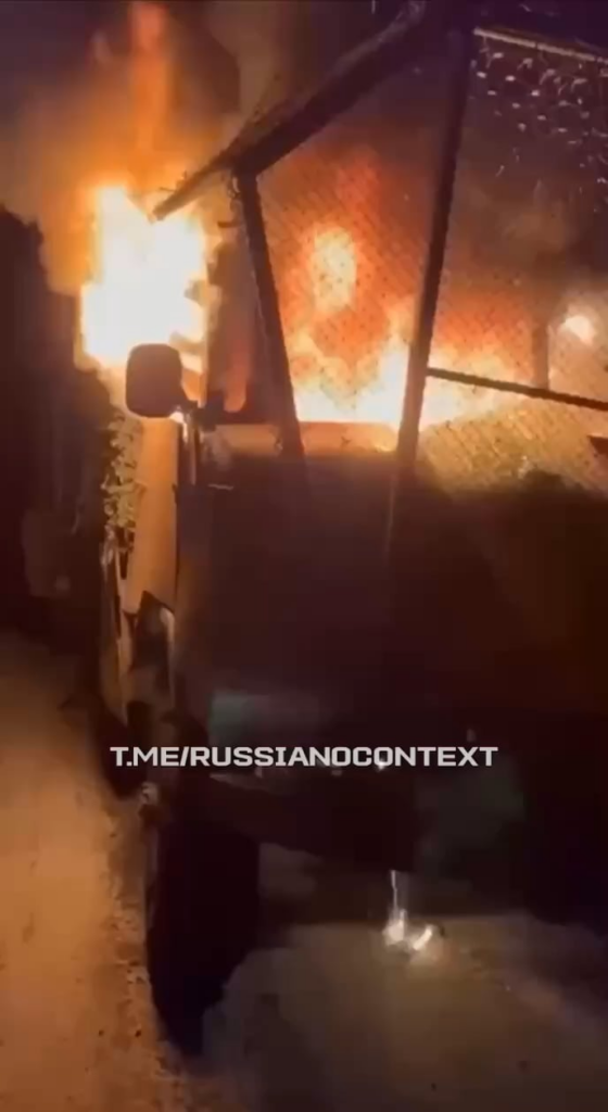 カメラマンによると、ロシアの供給トラックでのウクライナのストライキが成功した後、彼自身を含む3人のロシア人が負傷しています。