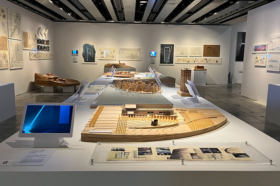 安藤氏のスケッチやドローイング、模型などが展示されている
