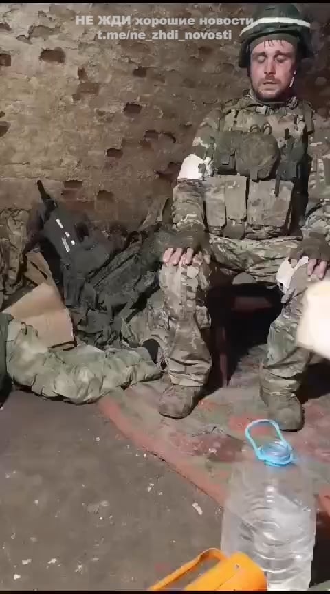 394th Motorized連隊のロシアの司令官は、戦車と砲撃を彼らの立場に発砲しながら、攻撃を行う兵士の動機付けに動機付けられています