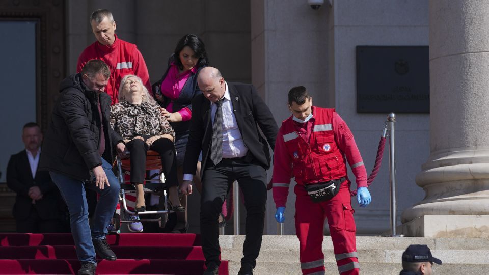 混乱で負傷した議員が医療班に運ばれる様子/Darko Vojinovic/AP