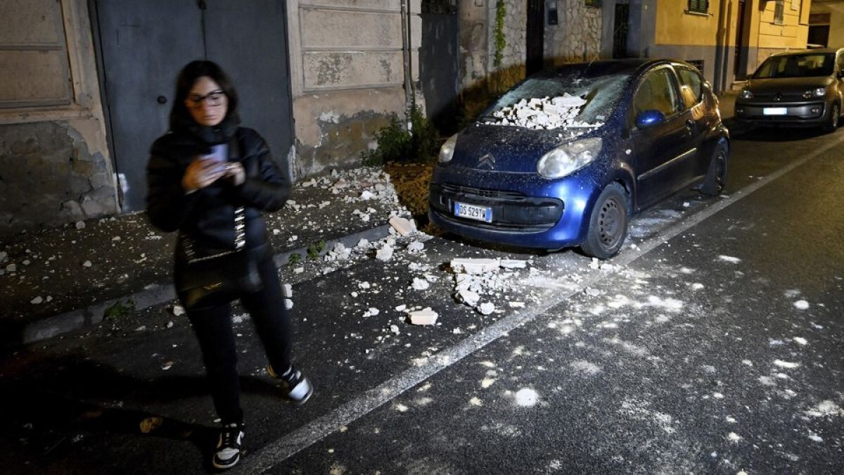 地震で住宅が損傷し車の上に破片が落下した/Alessandro Garofalo/LaPresse/AP