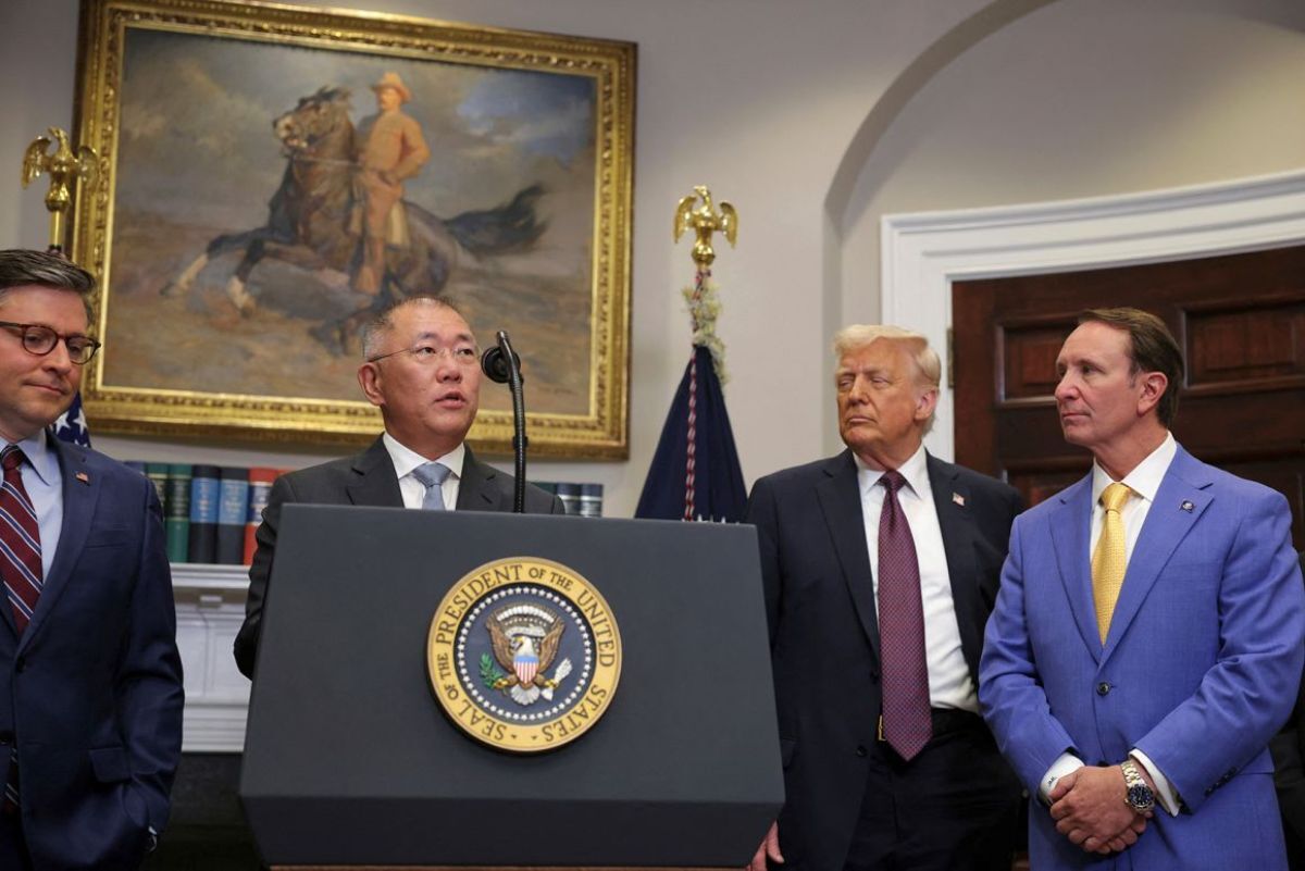トランプ大統領らとともに計画について発表する現代自動車グループの鄭義宣（チョンウィソン）会長＝２４日、米ホワイトハウス/AP