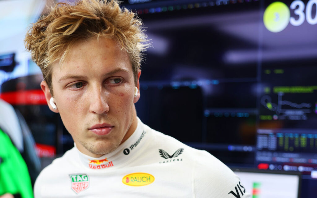 ガレージに立つリアム・ローソン（レッドブル・レーシング）、2025年3月15日(土) F1オーストラリアGP予選