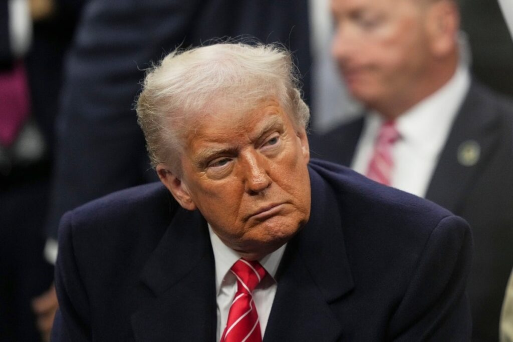 トランプは、米国ですでに合法的にソーシャルメディアプロファイルを引き渡すためにグリーンカードの申請者を望んでいます。