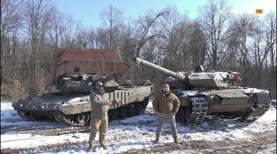 ポルトガル語のヒョウ2A6とスウェーデンのStridSvagn 122メインバトルタンク（MBTS）、「Kontakt -1」時代、ウクライナ軍の21番目の別々の機械化された旅団から。