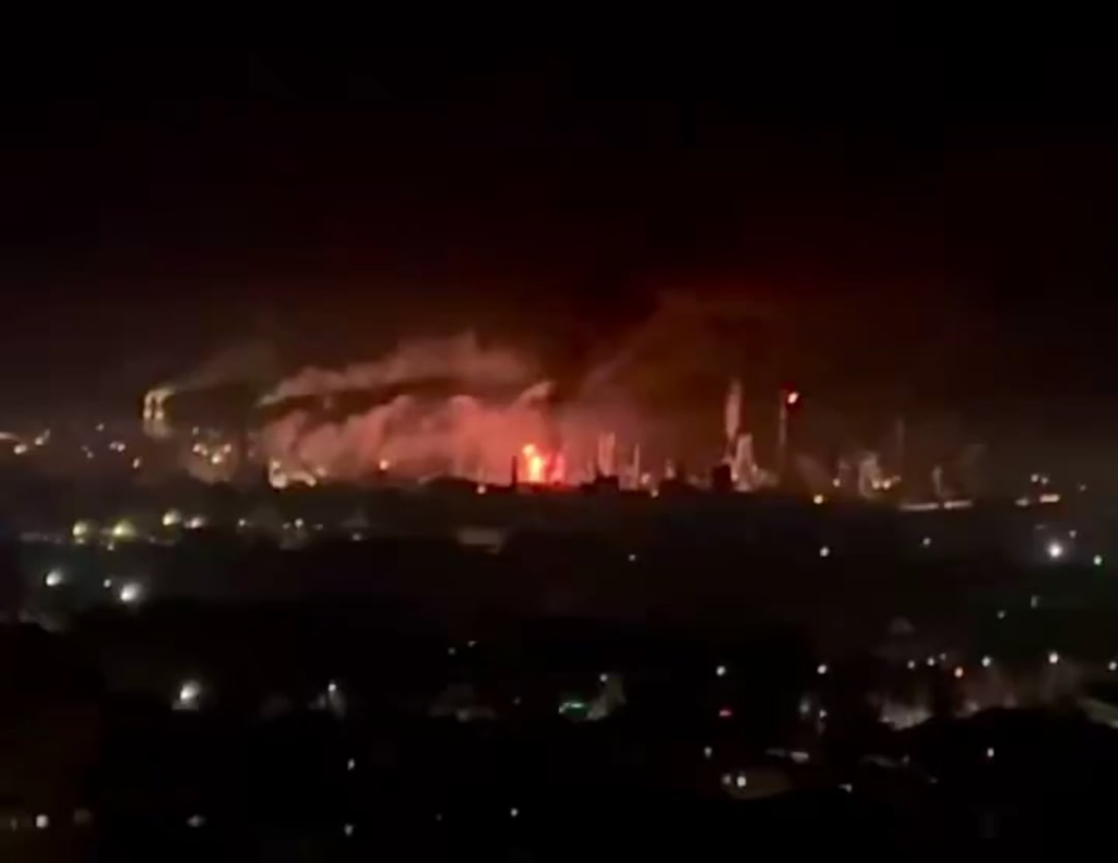 ウクライナの攻撃ドローンは、今夜の戦争で最も深いストライキの1つを成功裏に実施し、最前線から1300 km以上離れたロシアのUFA石油精製所に衝突しました。ロシアの製油所が燃えています。