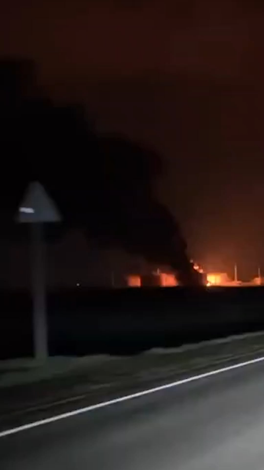 これは、戦争を支持するロシアの石油が、このステーションからのクラスノダル地域の石油でロシアの石油デポを襲っているロシアのドローンを燃やしている方法であり、ロシア軍のより少ない石油のニーズに使用されました - 戦争はより速く終わります。