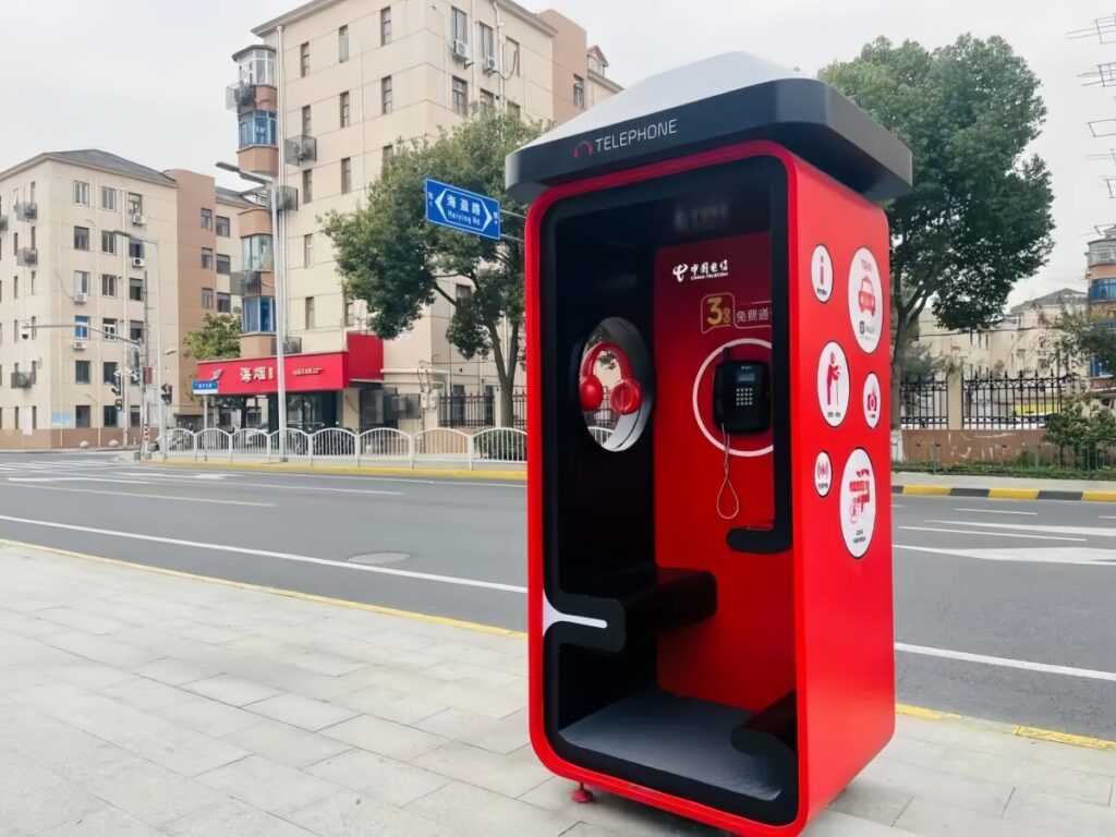 電気高騰の日本、「自由」広がる中国、上海では公衆電話ボックスがチョイ充電基地に