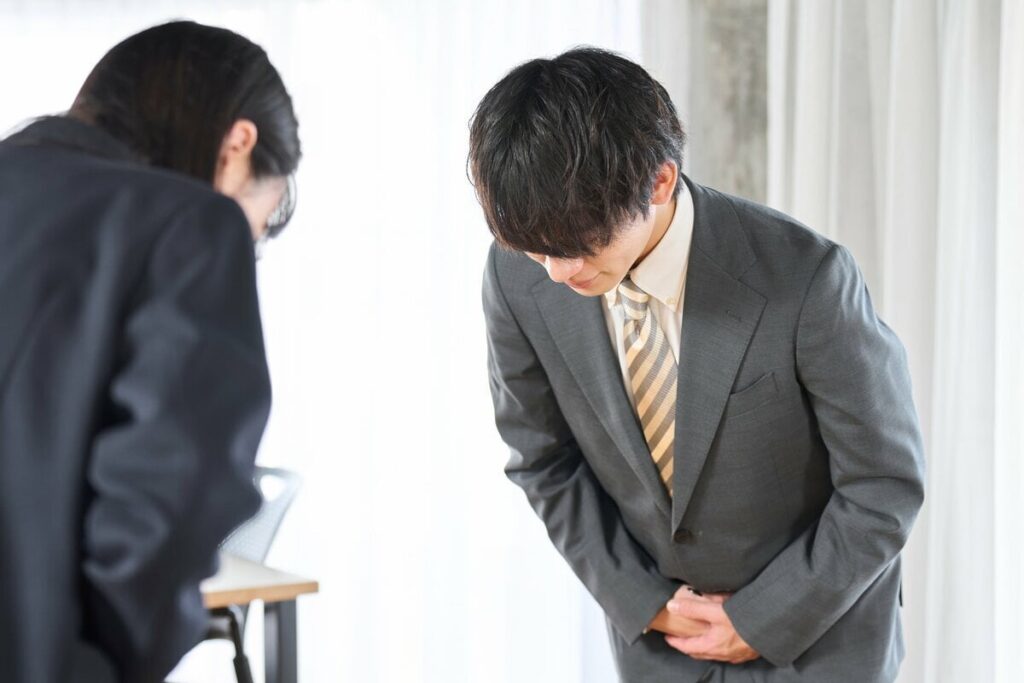 「ビールを注ぐときはラベルを上に」「『了解しました』は失礼」　SNSで日々加速する「謎マナー」
