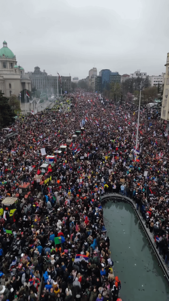 セルビアの歴史における腐敗に対する最大の抗議は、今日起こりました。 80万人が集会に参加したと推定されています。