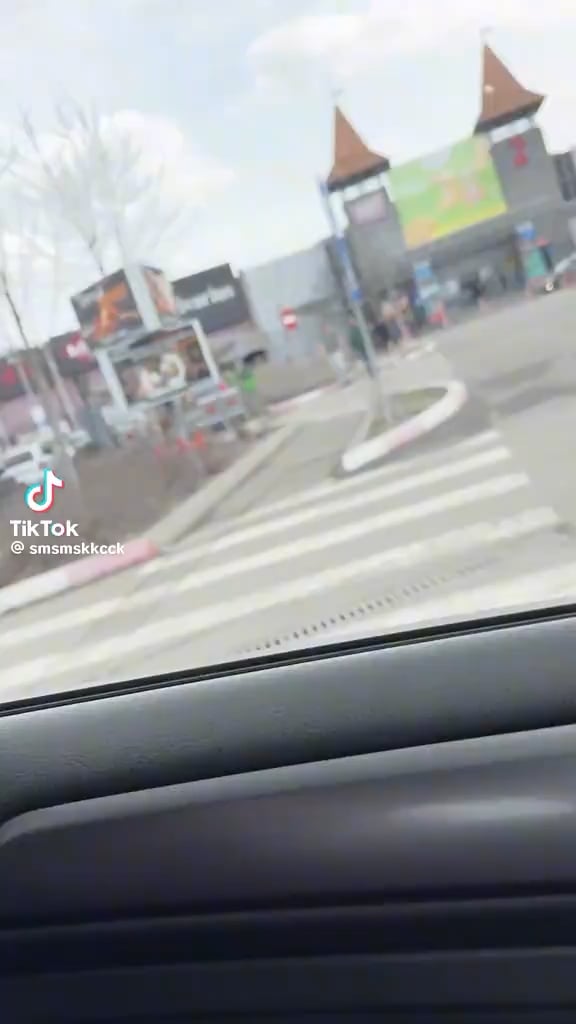 男がcjでbeatるのにジャンプします。