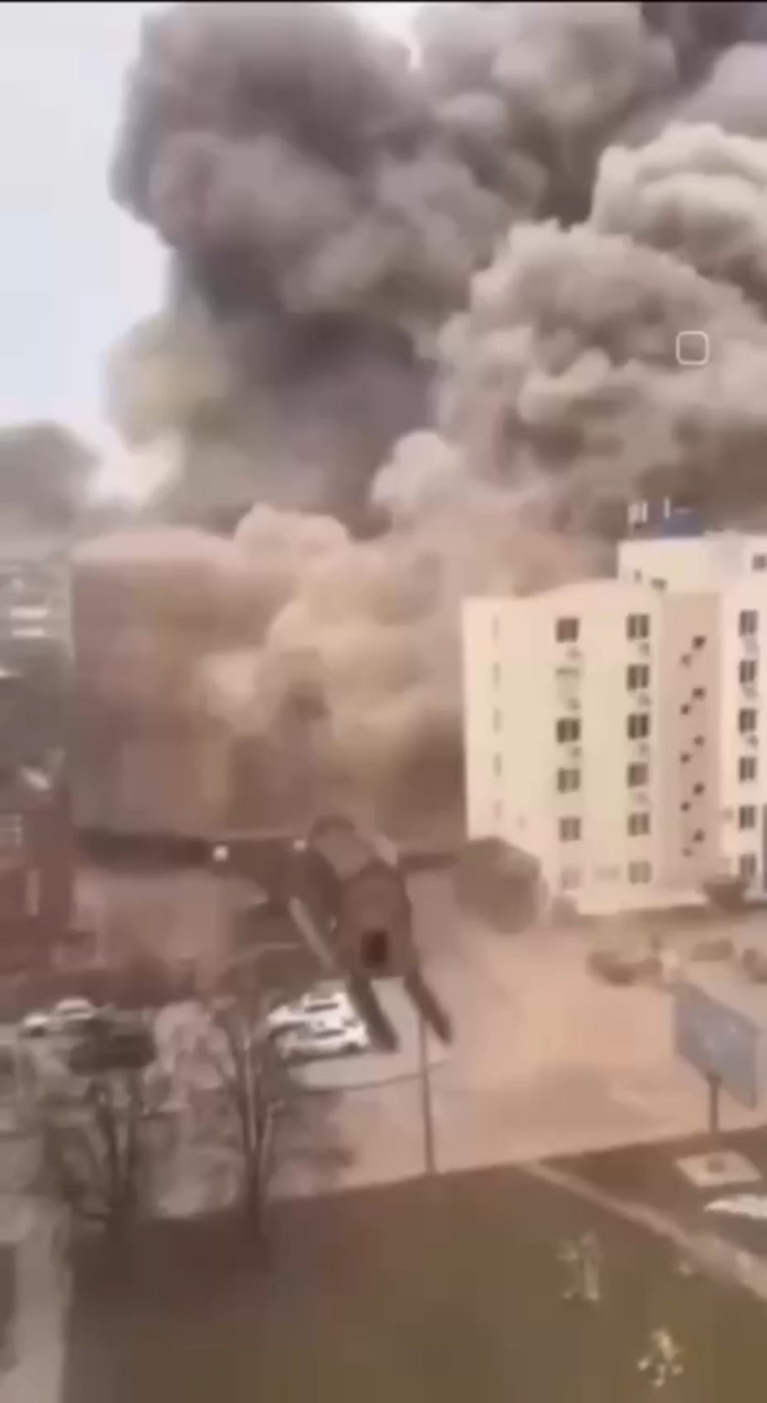ロシアはサミーの住宅地を攻撃しました。地元のマスメディアによると、13人の子供を含む74人の犠牲者についてすでに知られています。