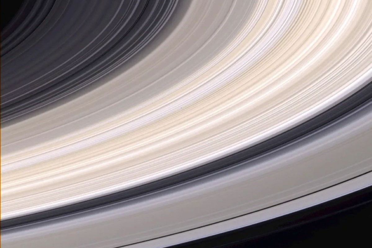 土星の環の拡大画像。細い環が無数に集まって円盤状の大きな環を構成していることがわかる（NASA）