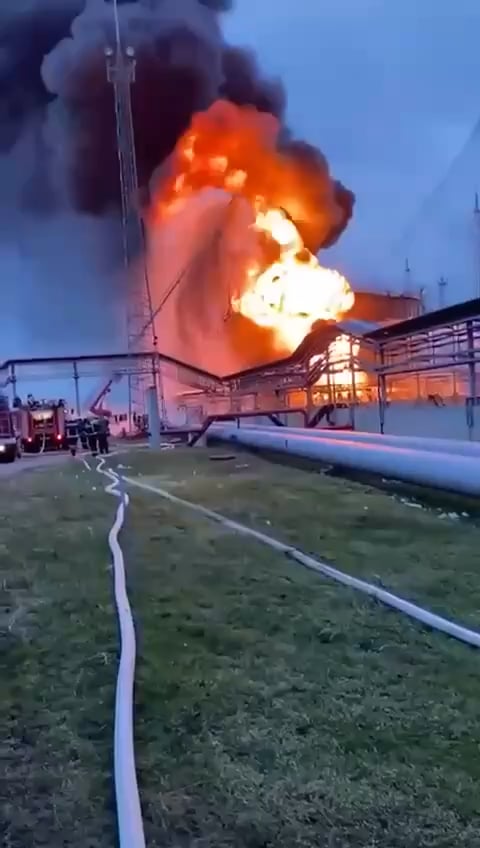クラスノダール地域のロシアの石油施設Kavkazskayaは、ウクライナのストライキの後もまだ燃えています -