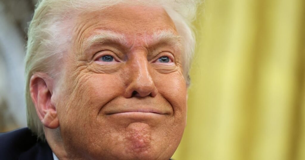 トランプは、彼が間違いなく署名した国外追放命令に署名しなかったと主張する