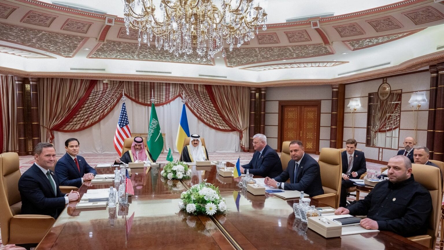サウジアラビアでの代表団に会った後、30日間の停戦を受け入れる準備ができているウクライナ