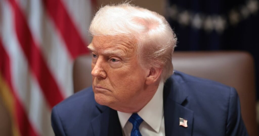 トランプは、彼のドナーの一人を調査する検察官の解雇を命じます