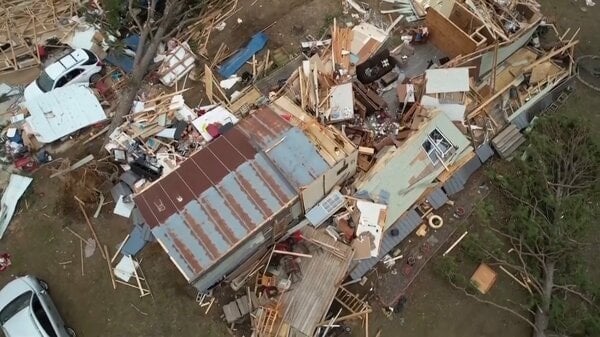 アメリカ中西部や南部で竜巻などの被害相次ぐ 少なくとも31人死亡