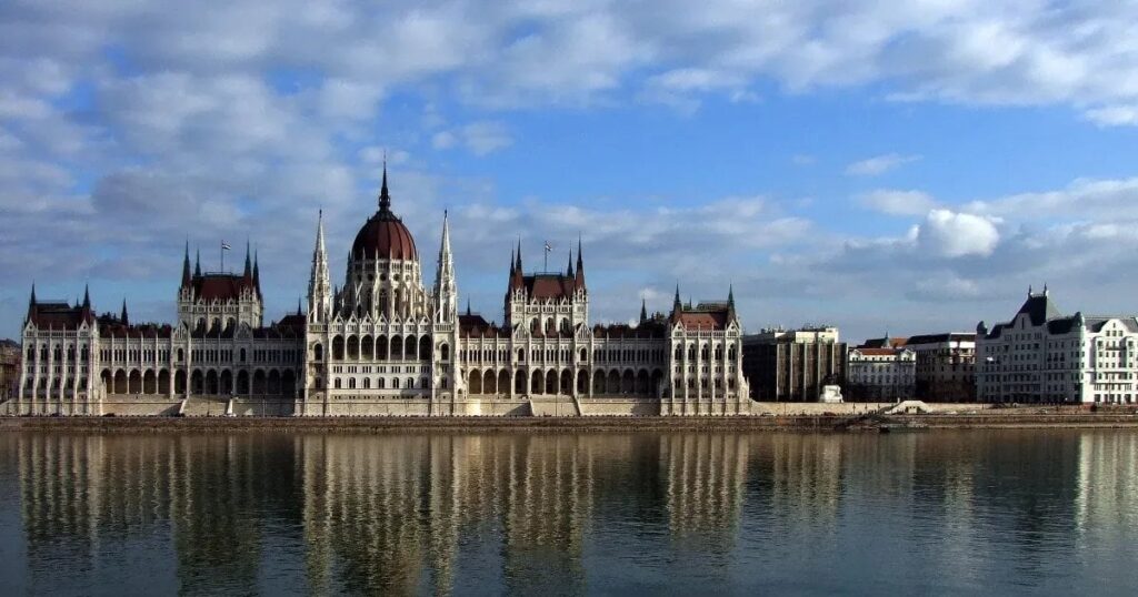Fidesz（およびKDNP）は、虐待された配偶者がすぐに抑制を要求するのを見るために提案に投票しました