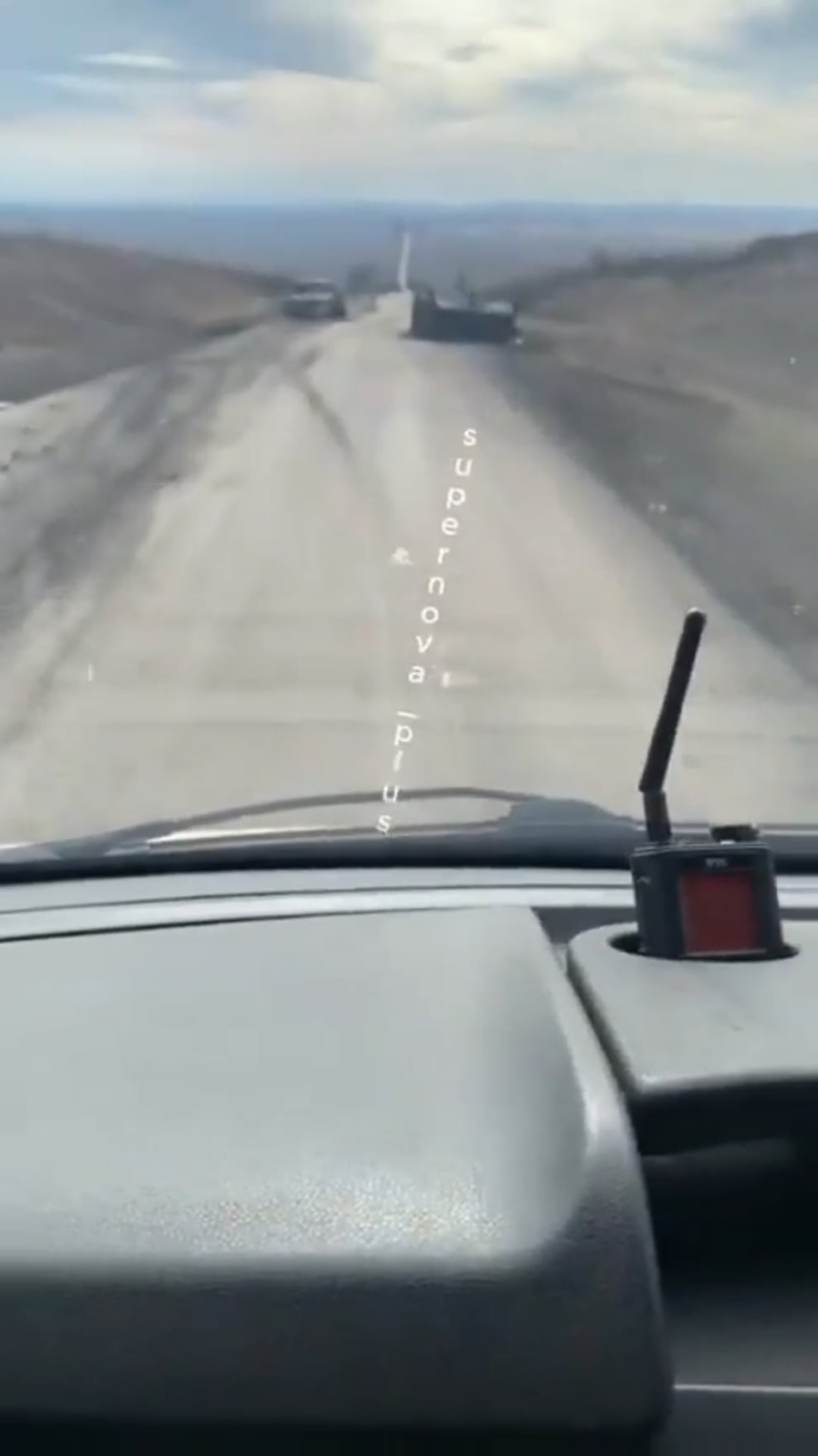 クルスク・オブラストの道路を運転しているときに、ウクライナのカミカゼ・ドローンに襲われたロシアの兵士。 2025年3月