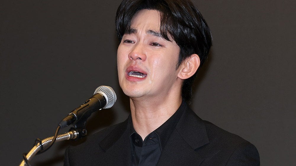 キム・スヒョンは、彼女が感情的な記者会見で未成年であった間に、亡くなった俳優のキム・サエロンとデートすることを否定します：「私はしなかったことを認めることはできません」