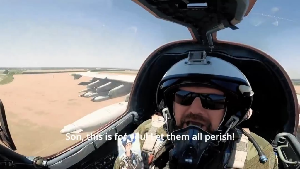 「息子、あなたのために、彼ら全員を死なせてください！」 -SU-25パイロットは、彼の死んだ息子の写真で敵の位置を攻撃します。パイロットの息子の死の40日後、イゴール・パークホメンコは戦闘任務を遂行するために飛行隊に戻りました。