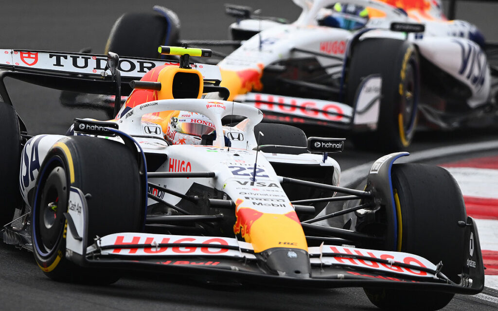 チームメイトのアイザック・ハジャーをリードするレーシング・ブルズの角田裕毅、2025年3月23日(日) F1中国GP決勝レース（上海インターナショナル・サーキット）