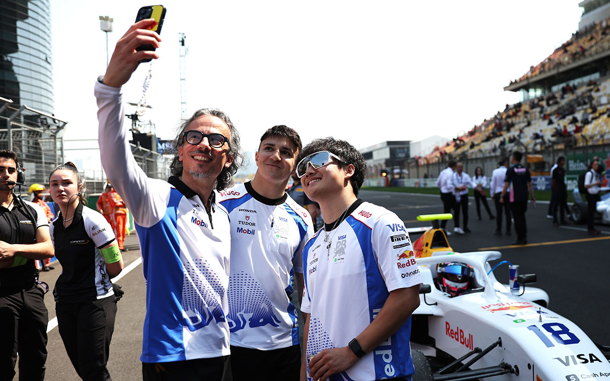 F1アカデミーのグリッド上で写真を撮るレーシング・ブルズのローラン・メキーズ代表、アイザック・ハジャー、角田裕毅、2025年3月23日(日) F1中国GPサポートレースのF1アカデミー第1戦レース2にて（上海インターナショナル・サーキット）