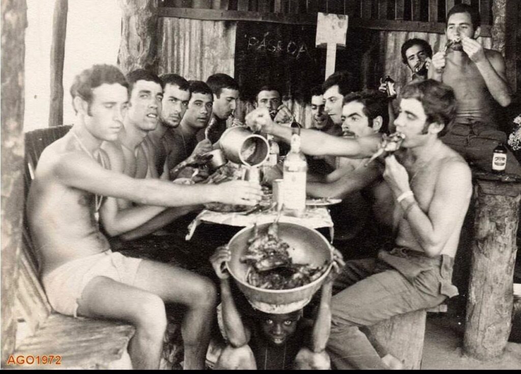 植民地戦争中のギニアでのポルトガル軍の夕食（1972）。