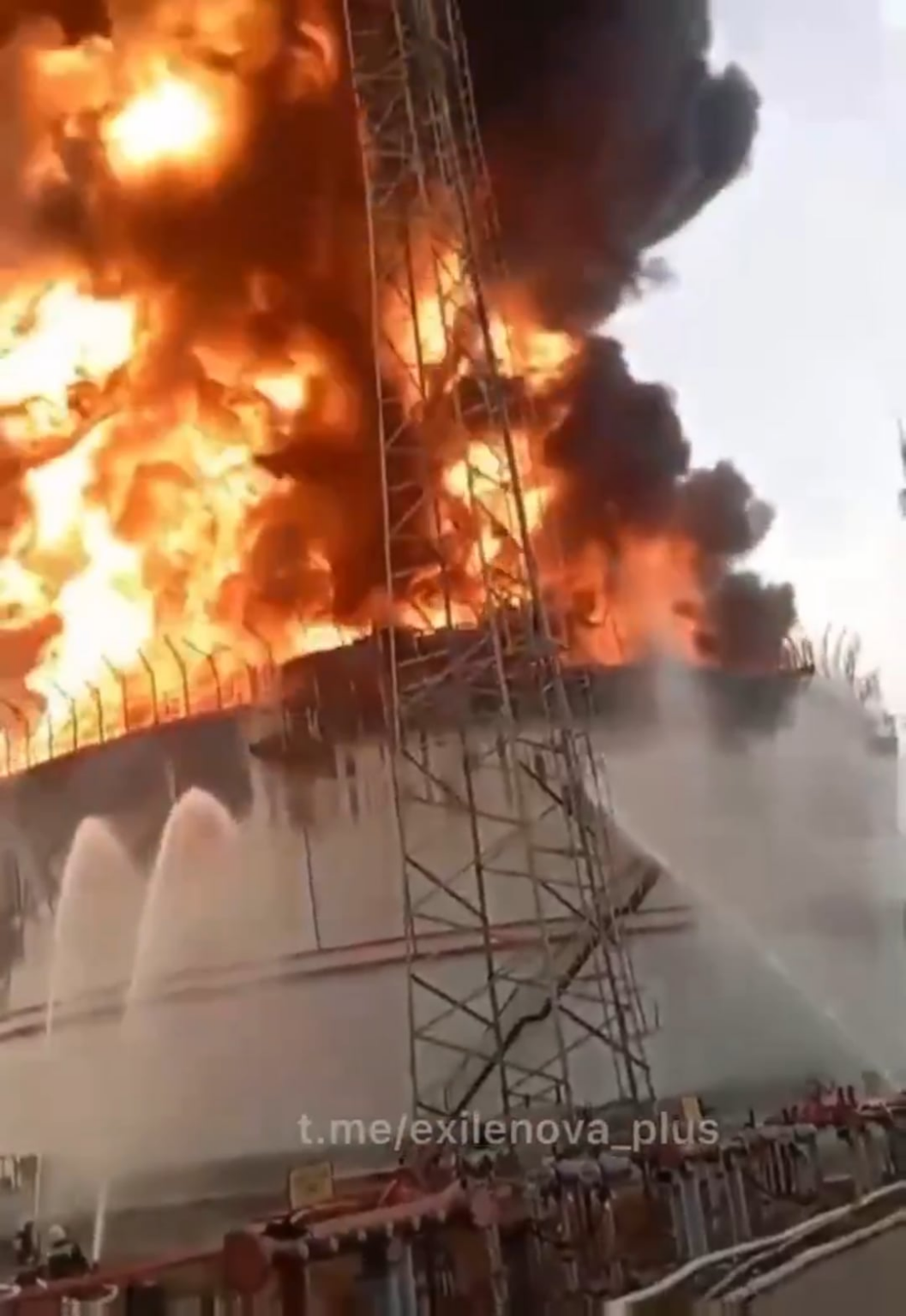ロシアのTuapse Oil製油所の燃焼タンクのより多くの映像。 2025年3月15日
