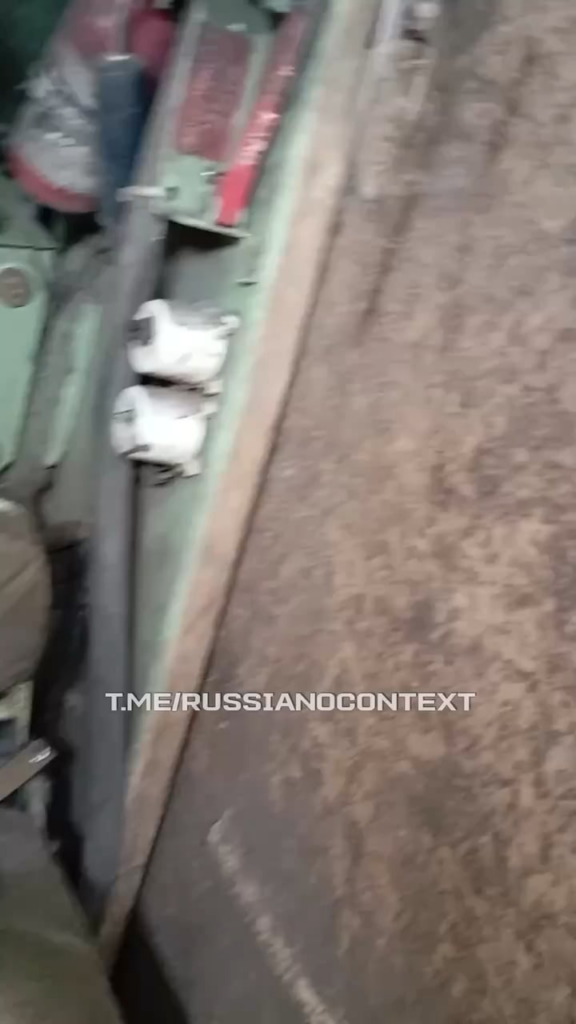 ロシアの兵士は、捨てられたブラッドリーが内部に英語の指示しかないこと、そして彼とは異なり、ウクライナ人は複数の言語を理解できることに激怒しています