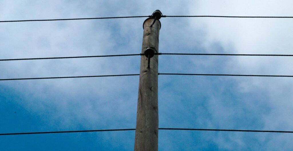 少なくとも60個の電柱がファルコピンの外で盗まれました