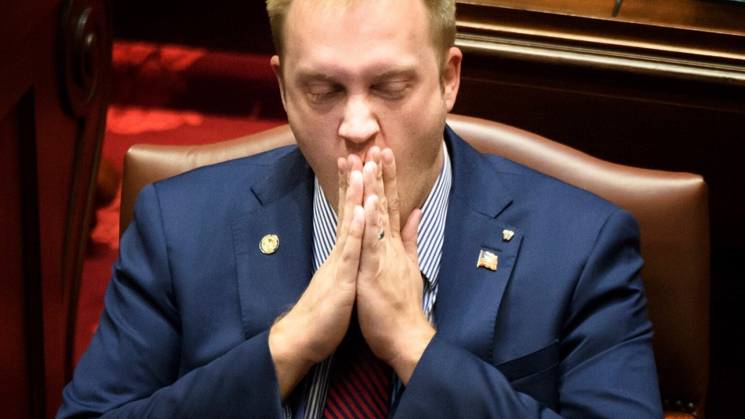 マガ共和党員は未成年者からのセックスを求めることで起訴された後、辞任します
