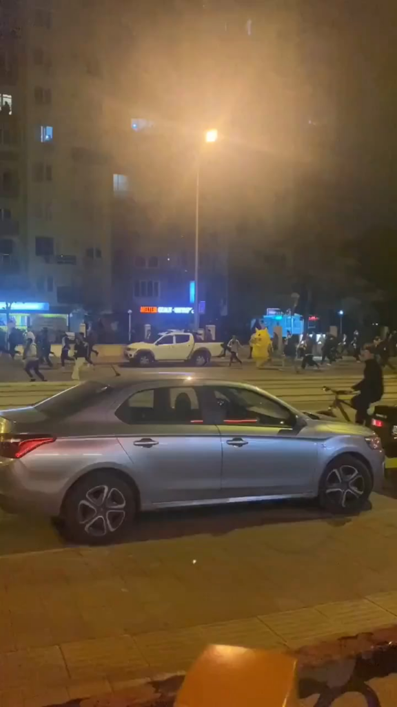 一方、トルコでは、反乱の8日：ピカクスは差し迫った警察官から抗議者と逃げます - 彼らは私たちの外国のニュースを聞いた。