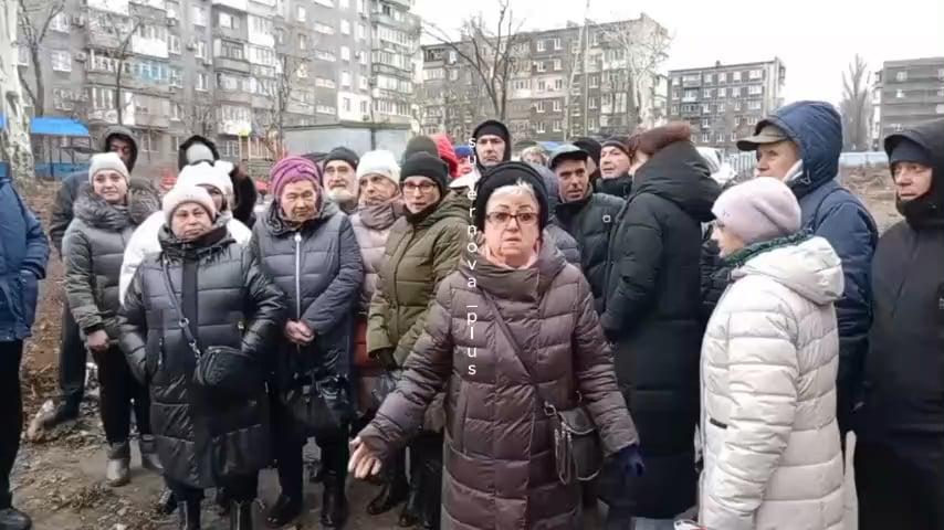 マリウポルの親ロシアの女性はプーチンにうんざりしており、いつ戦争が終わるかを尋ねています