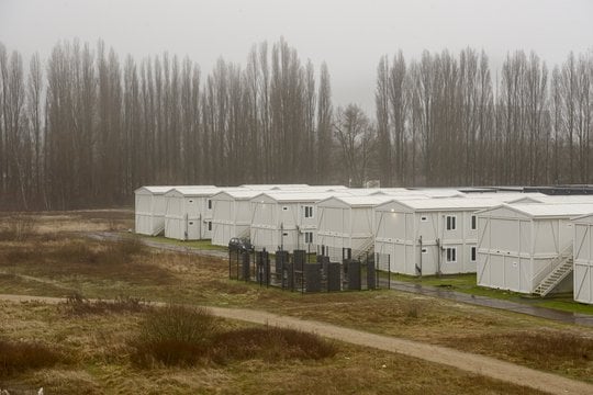 ウクライナ人のための緊急村は、新しい高級キャンプ場からのビジョンが妨げられているため、去らなければなりませんでした