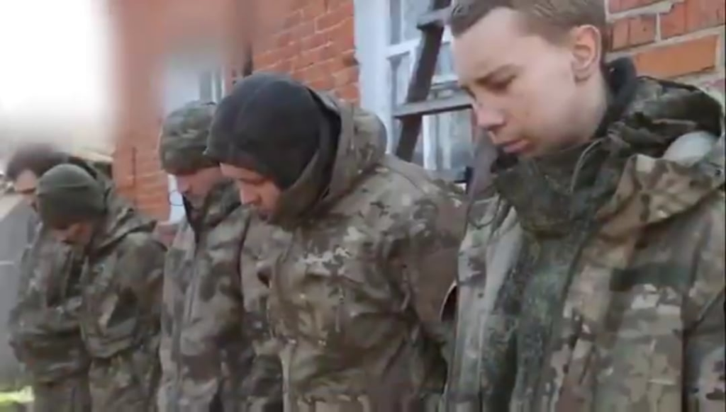 そして、どういうわけか、ウクライナ人はまだクルスクでロシア人を捕らえています：ウクライナの空tro部隊が撮影した5人の捕虜。 2025年3月末