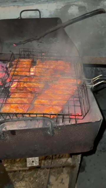 鋼の男はバーベキューを作ります。