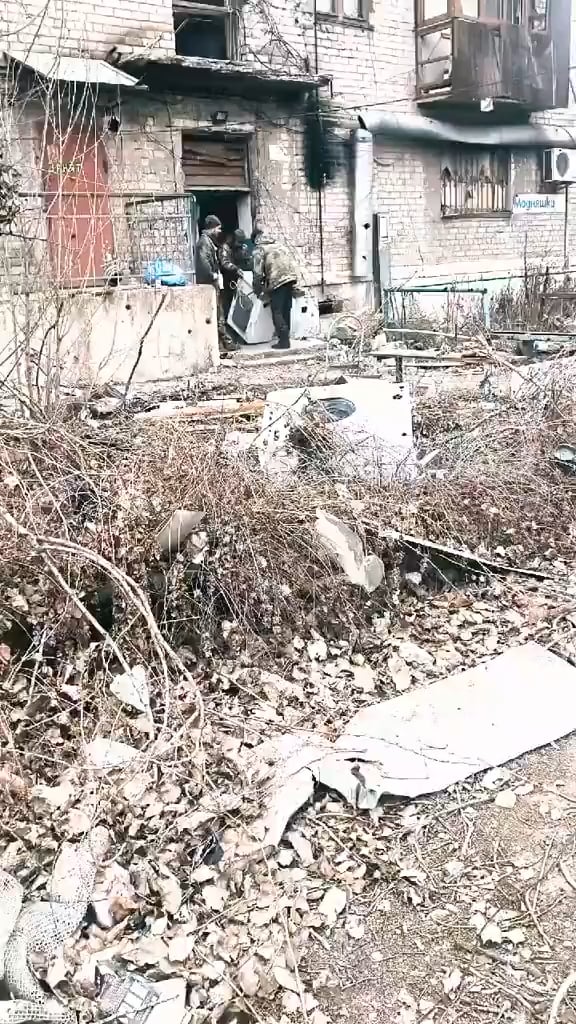 占領されたクラクホーブ、ドネツク・オブラスト、ロシアの過激派（略奪者）は、捨てられた家から略奪されています。彼らは特に、洗濯機やトイレのような「テクノロジーの驚異」にw敬の念を抱いており、トロフィーとして運び出されています。出典：wartranslated（dmitri）